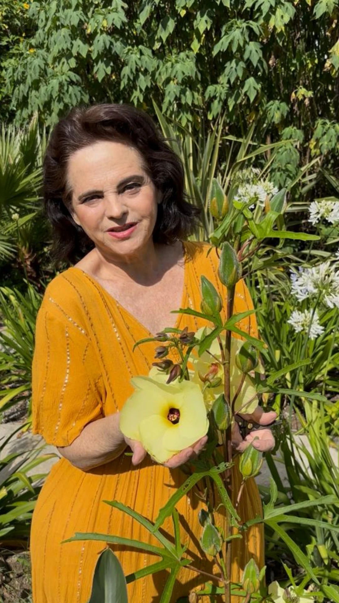 Núria Prante entre flores no jardim da Bioma Tropical